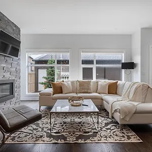 Contemporary Luxury 4 Bedroom House Near Downtown , Calgary Canada