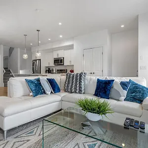 Luxury Spacious Private House Near Centre , Calgary Canada